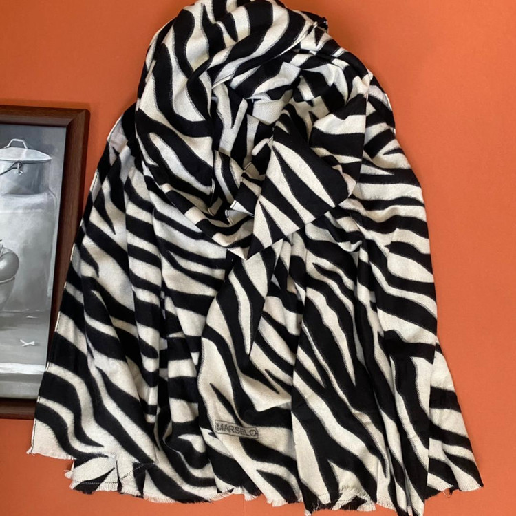 شال پاییزه موهر سفید مشکی پلنگی