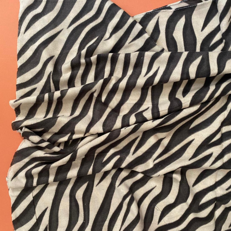 شال پاییزه موهر کرم مشکی پلنگی