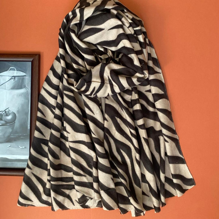 شال پاییزه موهر کرم مشکی پلنگی