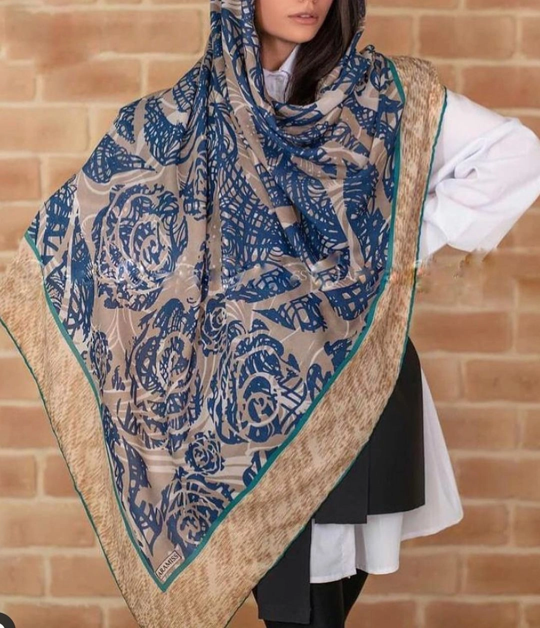 روسری کرپ نخ کرم آبی