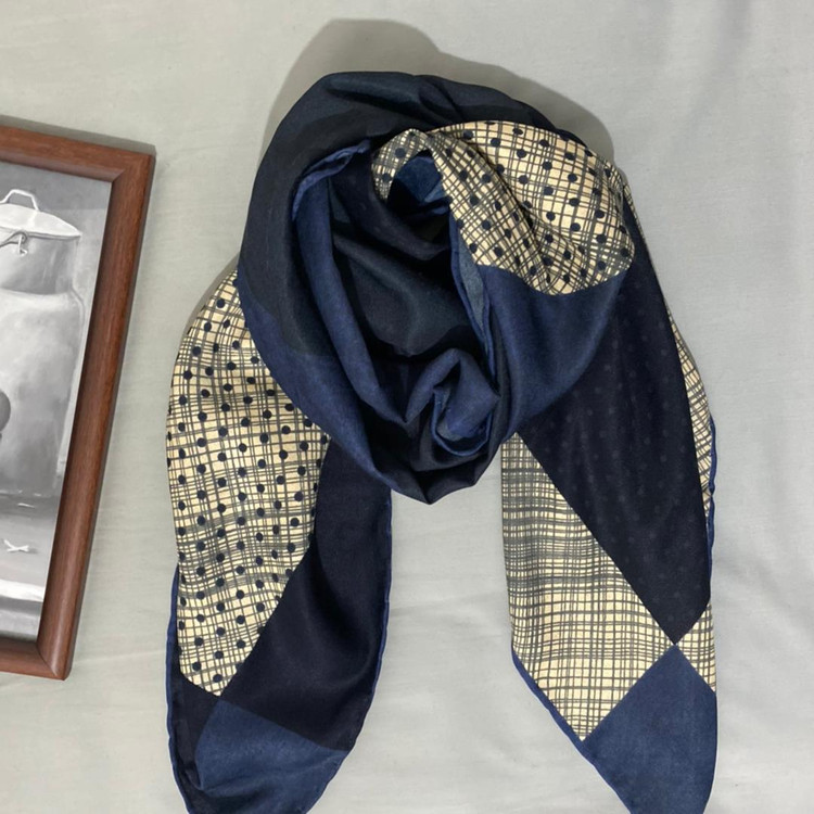 روسری نخی پاییزه سورمه ای کرم 104505