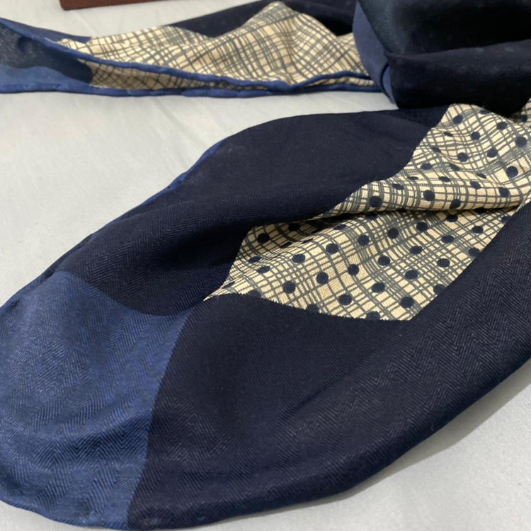 روسری نخی پاییزه سورمه ای کرم 104505