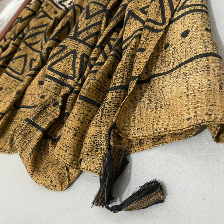 شال نخی پاییزه منگوله دار مشکی - شکلاتی 106002