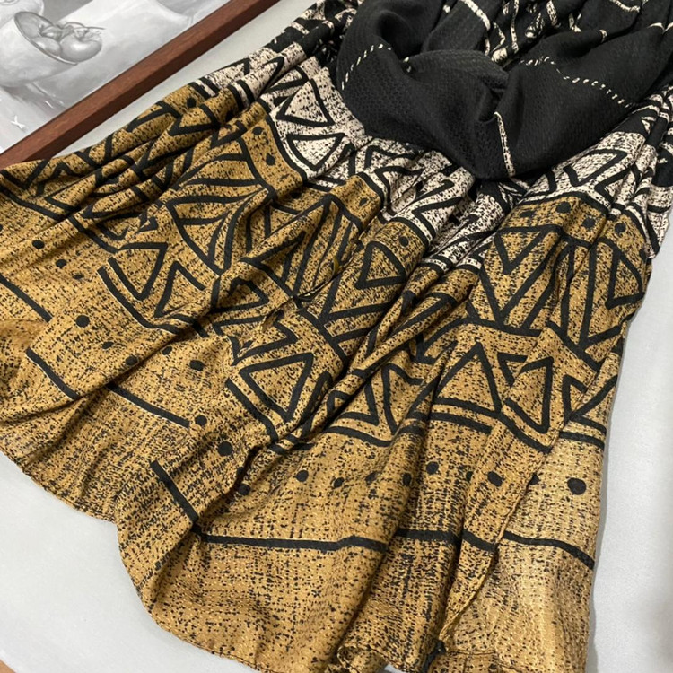 شال نخی پاییزه منگوله دار مشکی - شکلاتی 106002