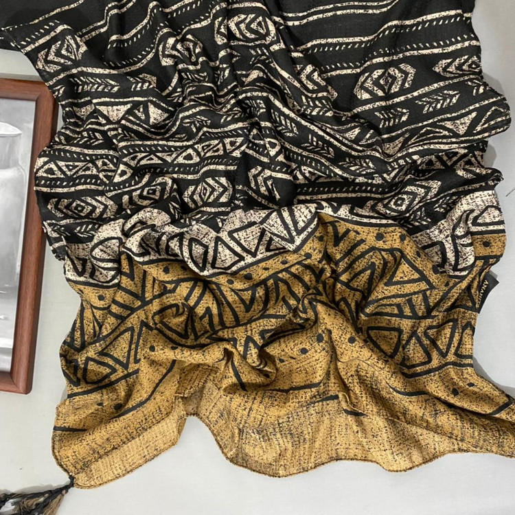 شال نخی پاییزه منگوله دار مشکی - شکلاتی 106002