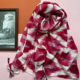 شال بهاره نخی سفید صورتی منگوله دار طرحدار