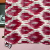 شال بهاره نخی سفید صورتی منگوله دار طرحدار