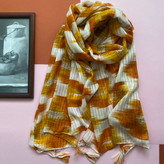 شال بهاره نخی سفید زرد منگوله دار طرحدار