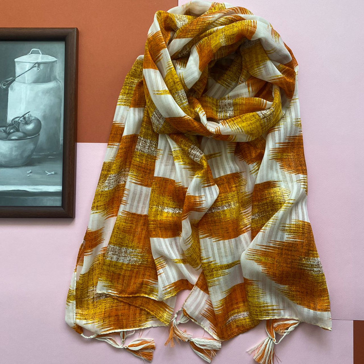 شال بهاره نخی سفید زرد منگوله دار طرحدار