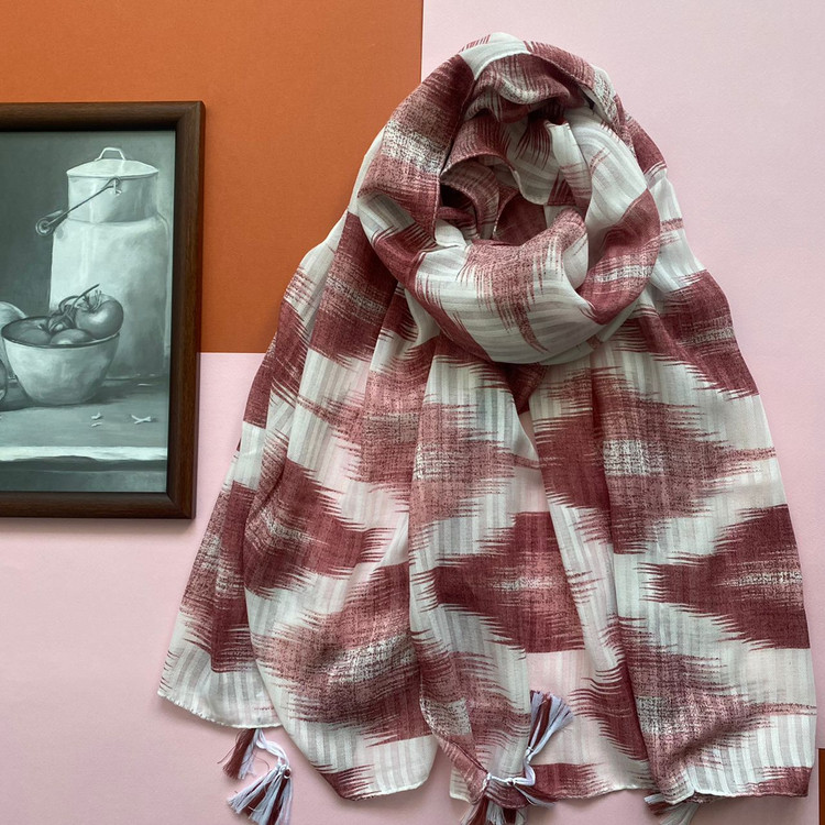 شال بهاره نخی سفید گلبهی منگوله دار طرحدار