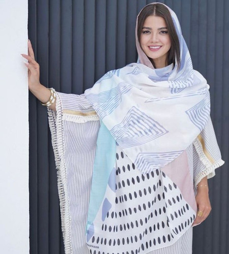 شال سفید آبی نخی