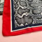 شال پوست ماری با حاشیه قرمز نخی