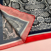 شال پوست ماری با حاشیه قرمز نخی