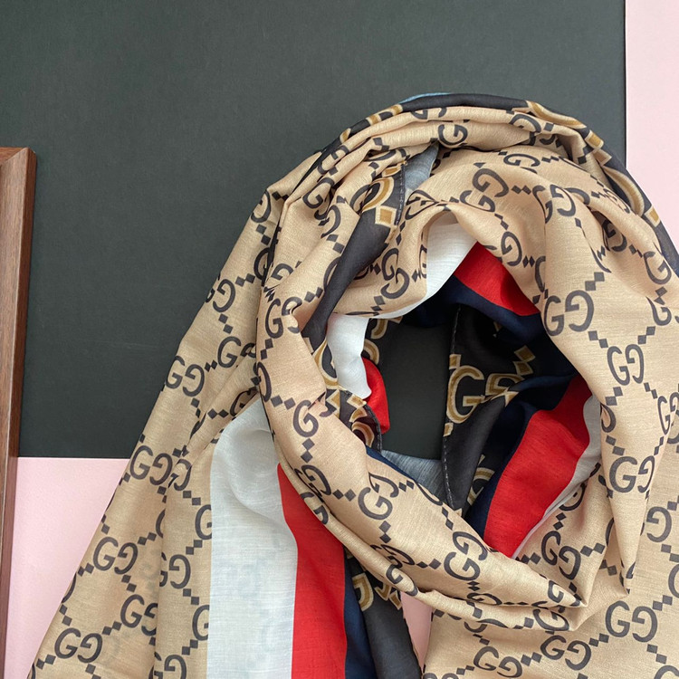 شال نخی کرم با حاشیه قرمز و سورمه ای