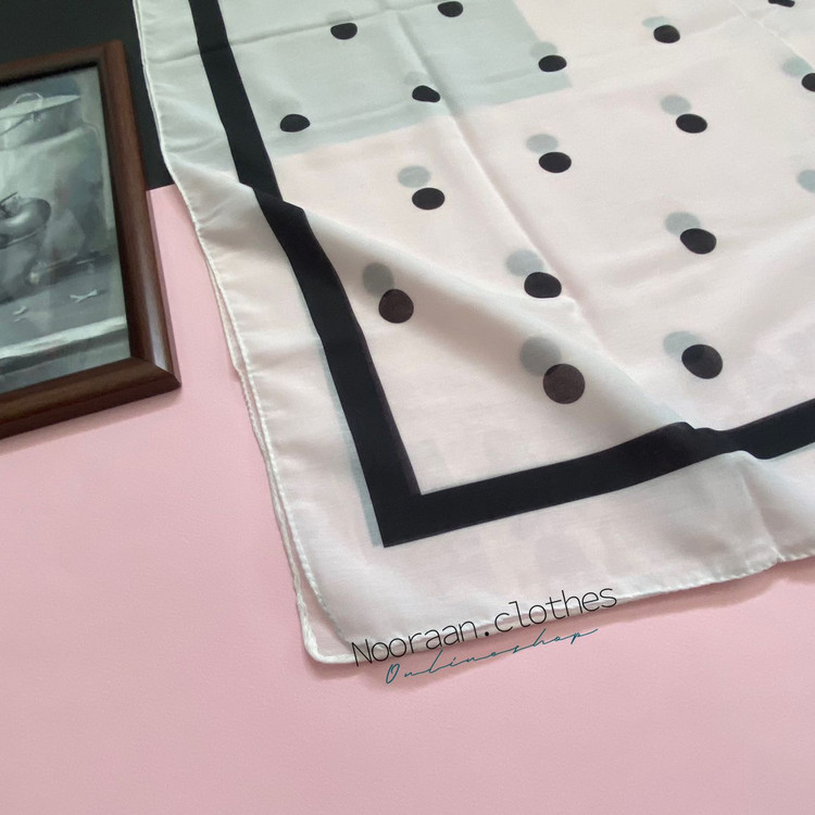 شال نخی سفید توپ توپی مشکی شنل