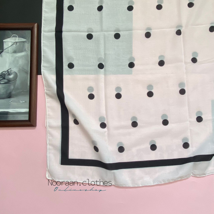 شال نخی سفید توپ توپی مشکی شنل