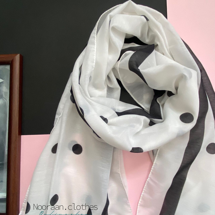 شال نخی سفید توپ توپی مشکی شنل