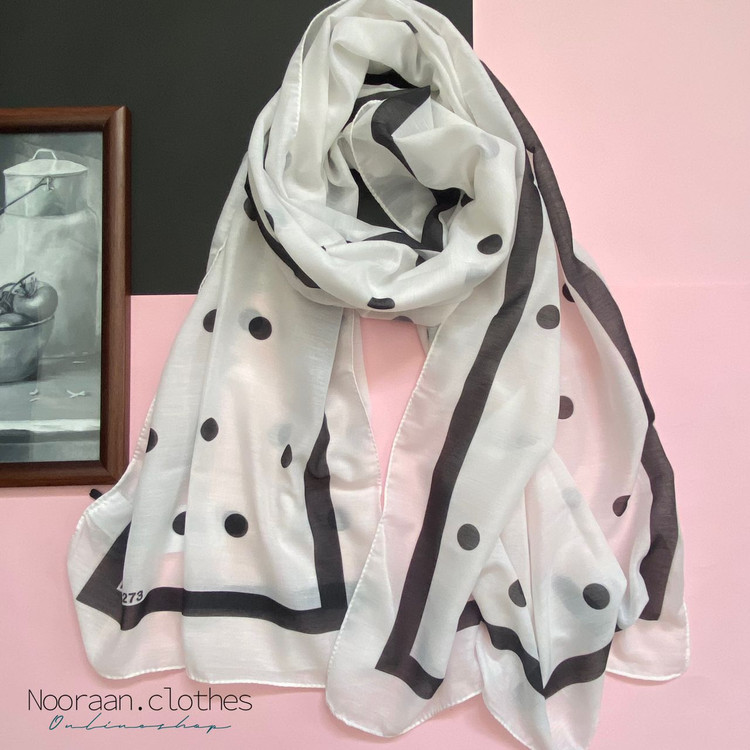 شال نخی سفید توپ توپی مشکی شنل