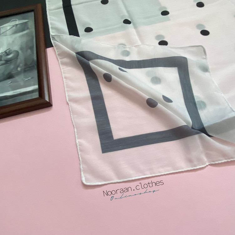 شال نخی سفید توپ توپی مشکی شنل