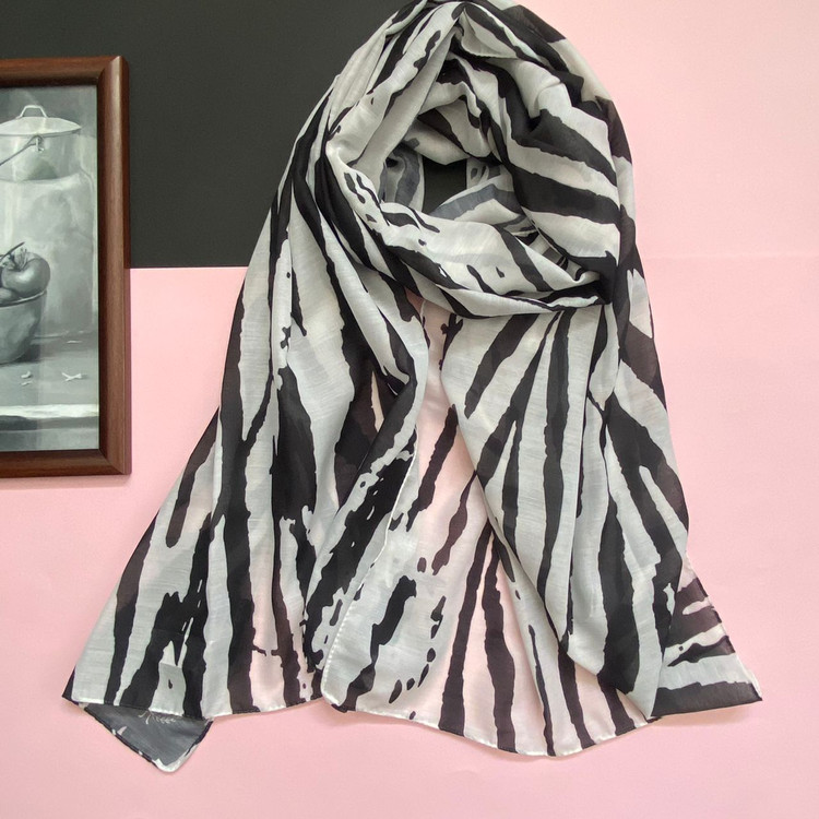 شال نخی مشکی و سفید