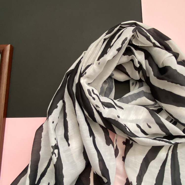 شال نخی مشکی و سفید