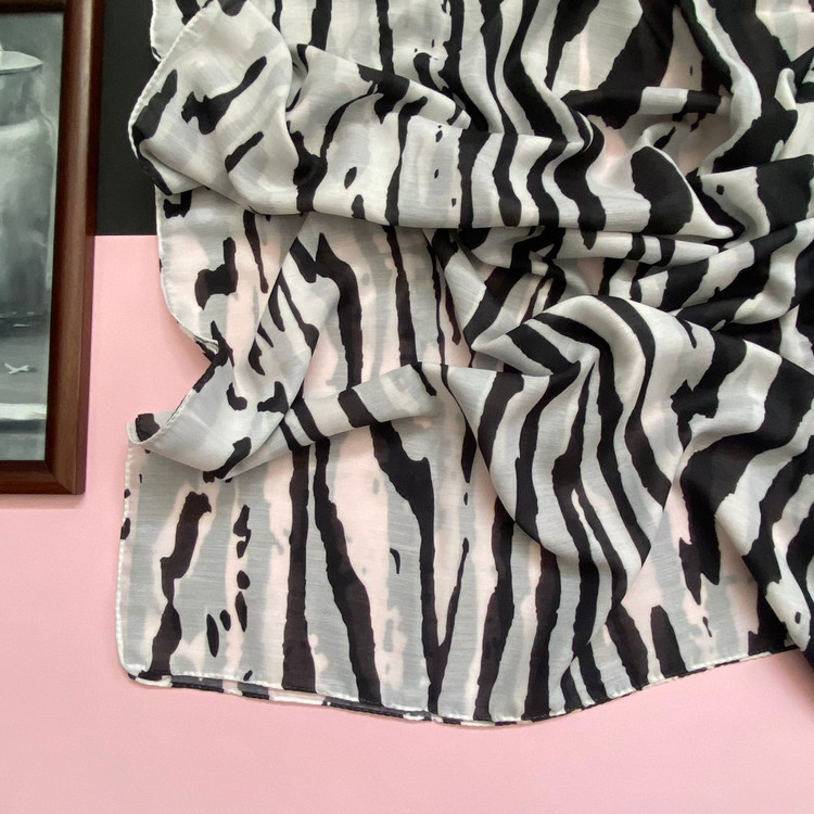 شال نخی مشکی و سفید