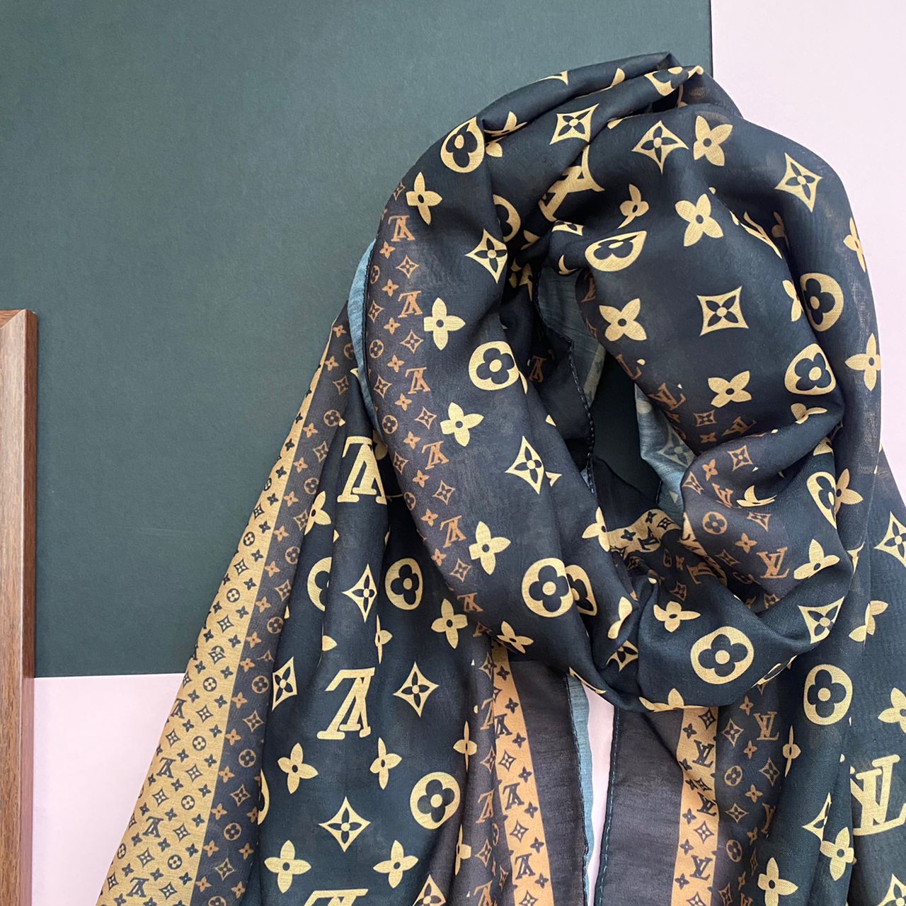 شال نخی قهوه ای LV